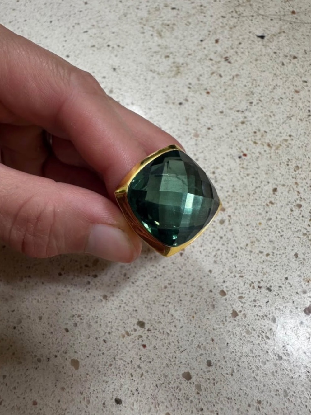 Emerald colored statement ring - Picture 2 of 2